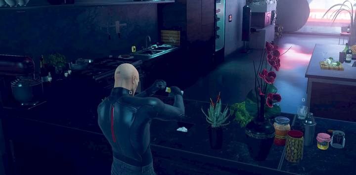 Dosypywanie trucizny jest oczywiście niebezpieczną akcją - rób to bez świadków - Hitman 2: Trucizna - jak nią zabić w grze? - Hitman 2 - poradnik do gry