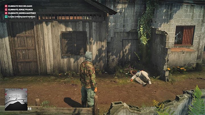 Pierwszego muzyka odnajdziesz śpiącego za jednym z budynków - Gdzie znaleźć zaginionych muzyków w misji Trzygłowy wąż w Hitman 2? - Hitman 2 - poradnik do gry