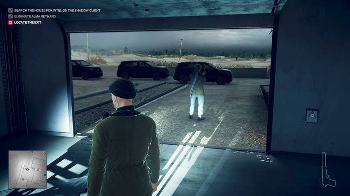 Garaż to dobre miejsce ewakuacji - prowadzą do niego wejścia z salonu, z piętra i z tajnego pokoju - Ucieczka z lokacji w misji Zew Nocy w Hitman 2 - Hitman 2 - poradnik do gry