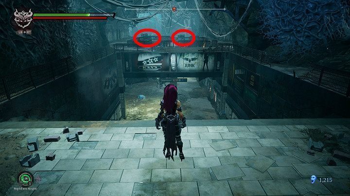 Zanim zejdziesz na poziom peronu metra, musisz mieć na uwadze fakt, że gdy tylko znajdziesz się mniej więcej w połowie tunelu, dwóch zaznaczonych na obrazku przeciwników zeskoczy na dół i Cię zaatakuje - Zaświaty | Solucja do gry Darksiders 3 - Darksiders 3 - poradnik do gry