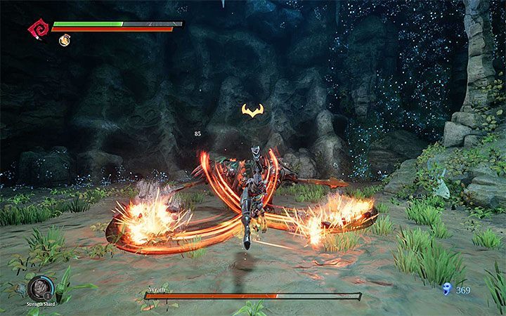 Gdy tylko zauważysz, że Gniew podnosi do góry obydwie bronie możesz być przekonany, że za chwilę wykona atak krzyżowi przy pomocy obydwu broni - Boss - Gniew | Solucja do gry Darksiders 3 - Darksiders 3 - poradnik do gry