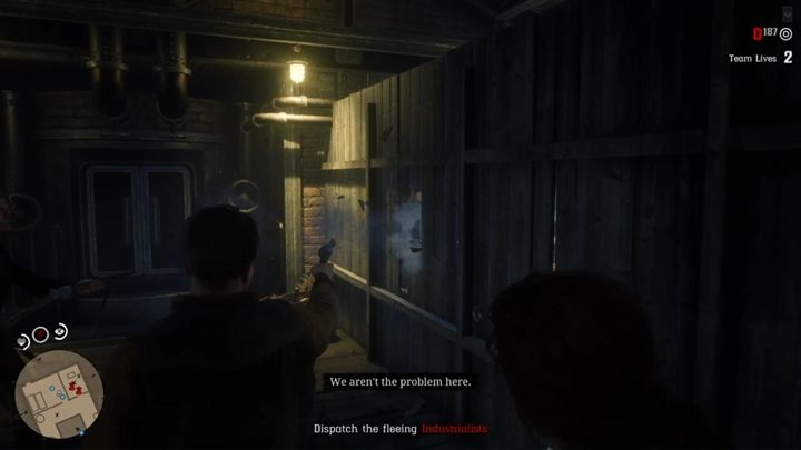 Wejdźcie do budynku, zabijcie wrogów i biegnijcie na górę, do biura zakładu - Nafta, smoła i chciwość - Solucja Red Dead Online - Red Dead Online - poradnik do gry