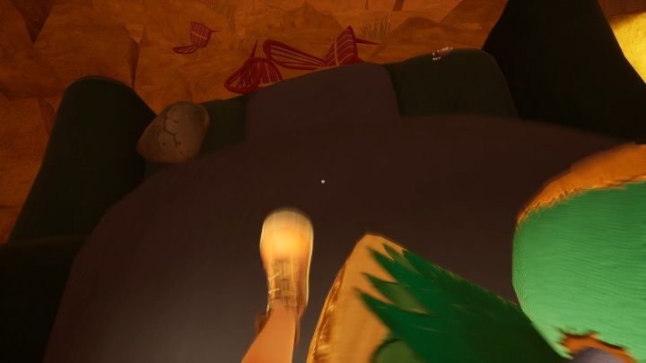 Na sofie, ustawionej na kamiennej górze, znajdziesz lemura - Pierwsze zadanie - pozbieranie zabawek - Hello Neighbor Hide and Seek - poradnik do gry