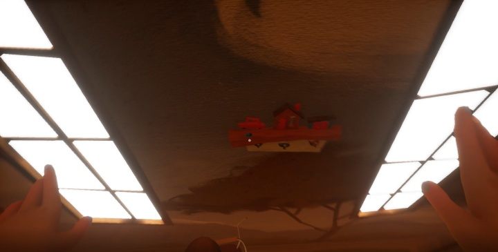 Na dekoracji naściennej znajdziesz jedną zabawkę - Pierwsze zadanie - pozbieranie zabawek - Hello Neighbor Hide and Seek - poradnik do gry