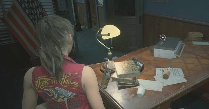 Przejdź teraz na piętro 2F; przy schodach znajduje się toaleta (Prysznice, 2F), gdzie możesz zamontować okrągłą rączkę - Jak wysadzić ładunek C4 w Resident Evil 2? - Resident Evil 2 - poradnik do gry