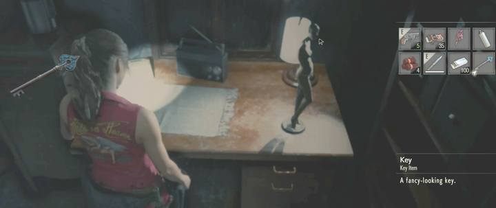 Teraz udaj się dwa piętrz wyżej (na 3F) - Zdobądź niebieski klucz (pik) | Posterunek policji w Resident Evil 2 - Resident Evil 2 - poradnik do gry