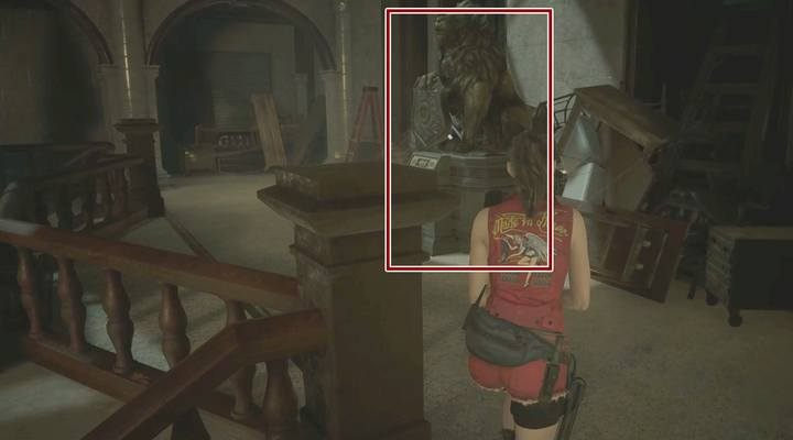 Posąg na szczycie schodów głównego holu - Zbierz 3 medaliony | Posterunek policji w Resident Evil 2 - Resident Evil 2 - poradnik do gry