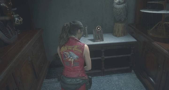 Czerwony klucz kier dostępny jest jedynie dla Claire - Gdzie znaleźć czerwony klucz (kier)? | Sekrety na Posterunku Policji - Resident Evil 2 - poradnik do gry