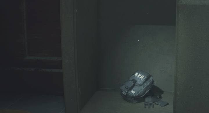 Jedna z toreb znajduje się w zamkniętej szafce w pokoju z depozytami - Wszystkie ulepszenia ekwipunku w Resident Evil 2 - Resident Evil 2 - poradnik do gry