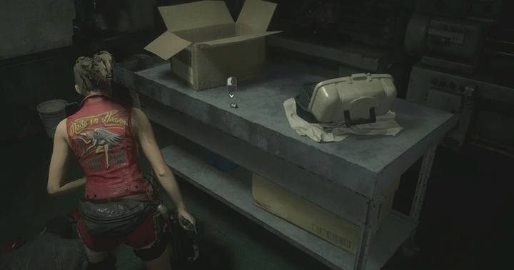 Jeśli znalazłeś w kanałach kliszę fotograficzną, możesz powrócić tajnym przejściem na Posterunek policji, by ją wywołać - Wszystkie ulepszenia broni w Resident Evil 2 - Resident Evil 2 - poradnik do gry