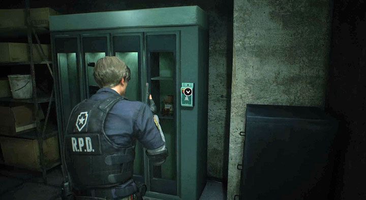 Przejdź na drugi koniec pomieszczenia i zainteresuj się pokazaną na obrazku szafką na broń - Jak zdobyć strzelbę (Leon) w Resident Evil 2? - Resident Evil 2 - poradnik do gry