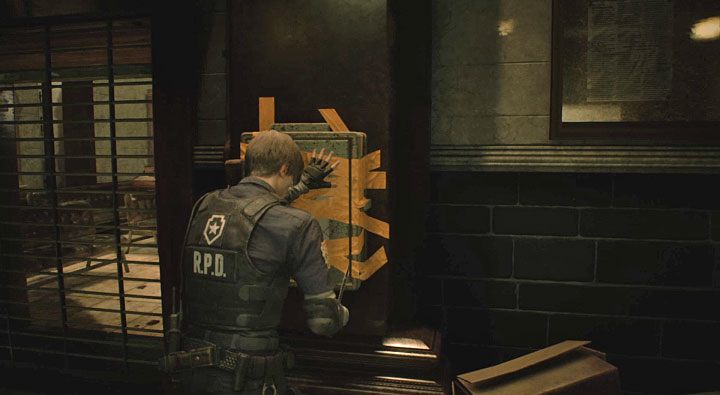 Możesz już powrócić do skrzynki i użyć noża do rozcięcia taśm - Jak otworzyć skrzynkę z przełącznikiem na komisariacie policji (Leon)? - Resident Evil 2 - poradnik do gry