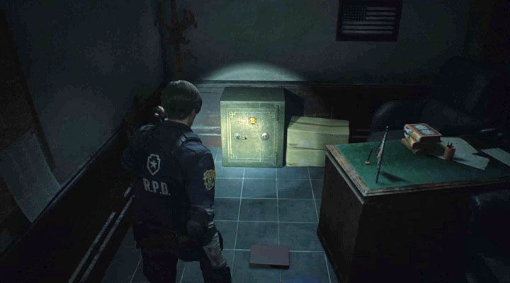 W pomieszczeniu z sejfem jest pojedynczy zombiak, którego warto zabić - Jak otworzyć sejf w biurze komisariatu policji (Leon) w Resident Evil 2? - Resident Evil 2 - poradnik do gry