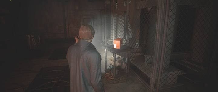 Na końcu pomieszczenia odnajdziesz skrzynkę elektryczna: ustaw przełącznikami napięcia tak, by wskazówki znajdowały się w czerwonym polu, a otworzysz drzwi prowadzące na posterunek policji - Parking policyjny - ścieżka Leona | Posterunek Raccoon City - Resident Evil 2 - poradnik do gry