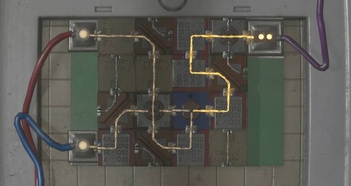 Połącz teraz ścieżki tak, aby prąd przebiegał z obu wejść do jednego wyjścia - Ucieczka z posterunku (Leon) | Posterunek Raccoon City - Resident Evil 2 - poradnik do gry