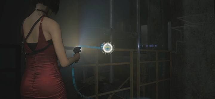 Konsola do zhakowania w kolejnym pomieszczeniu z zombie znajdziesz z tyłu pomieszczenia, przy żółtych barierkach - Ada Wong - Ścieżka Leona | Kanały w Resident Evil 2 - Resident Evil 2 - poradnik do gry