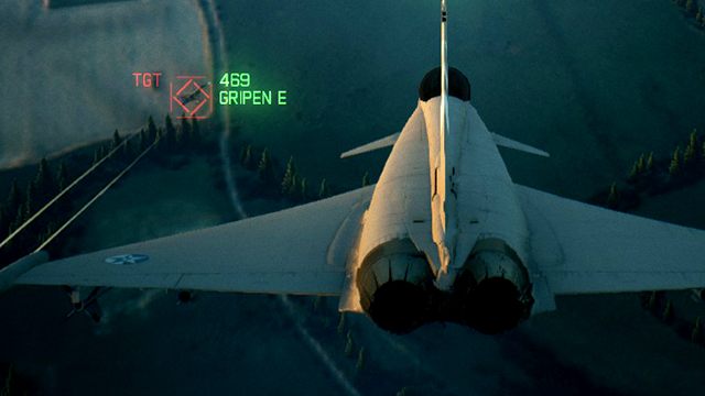 Jeśli Gripen w tym momencie poleci pionowo w górę, nasza rakieta na 100% zaliczy pudło, pomimo pełnego namierzenia celu na czerwono. Odległość jest zbyt mała, by pocisk miał czas odpowiednio dostosować swój kurs. Najlepszym wyjściem jest tu ostre zmniejszenie prędkości i lot w górę kosztem utraty z oczu przeciwnika. Wkrótce później powinniśmy wejść mu prosto na ogon. - Dlaczego rakiety nie trafiają w cel mimo pełnego namierzenia? - Ace Combat 7 Skies Unknown - poradnik do gry