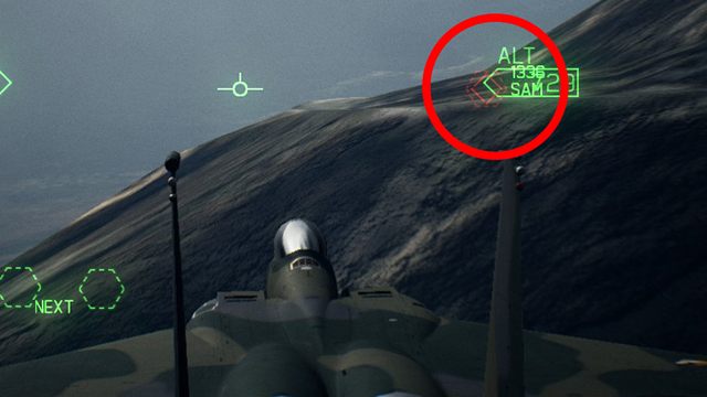 W jednej i drugiej sytuacji nie mamy żadnych szans na trafienie, bo cel ukrywa się za naturalną przeszkodą terenową - wystrzelona rakieta przeleci nad nim albo uderzy w linii prostej w ziemię. - Dlaczego rakiety nie trafiają w cel mimo pełnego namierzenia? - Ace Combat 7 Skies Unknown - poradnik do gry