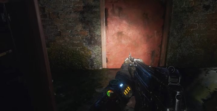 Na samy dole w budynku znajdziesz czerwone drzwi - Metro Exodus Sams Story: Tajne skrytki Nocnych Łowców (Night Hunters Stashes) - Metro Exodus - poradnik do gry