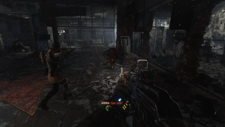 Po rozmowie z kobietą, zostaniesz poinformowany, że czas zmienić filtr w masce gazowej - Metro Exodus: Podróż z Anną po mieście, Moskwa - solucja - Metro Exodus - poradnik do gry