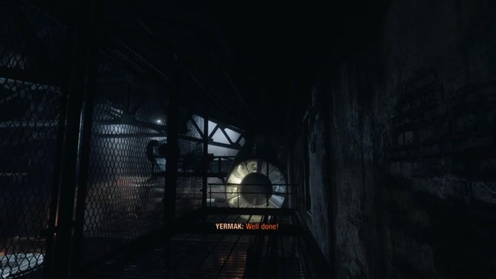 Przeczołgaj się dalej, a trafisz na wroga odwróconego do ciebie plecami - Metro Exodus: Wewnątrz wrogiej bazy, Moskwa - solucja - Metro Exodus - poradnik do gry