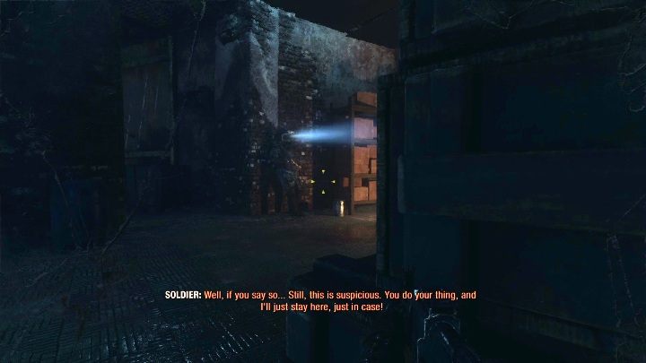 Schowaj się za półkami i poczekaj, aż drugi przeciwnik się odwróci - Metro Exodus: Wewnątrz wrogiej bazy, Moskwa - solucja - Metro Exodus - poradnik do gry