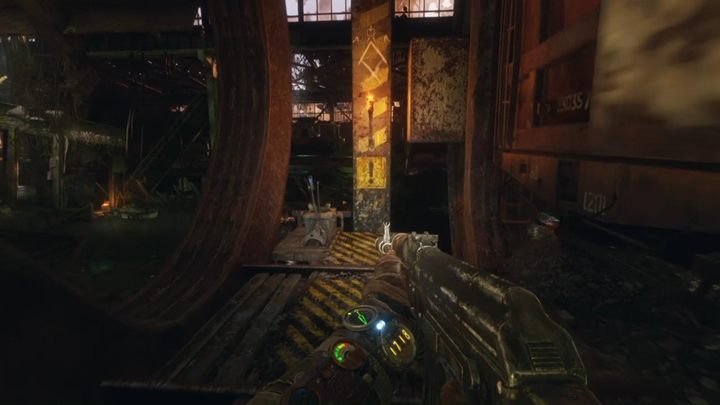 Cofnij się teraz drzwiami i przejdź rusztowaniem, aż dotrzesz do dźwigni, która wprawi w ruch mechanizm obok - Metro Exodus: Hangar z wielką rybą, Wołga - solucja - Metro Exodus - poradnik do gry