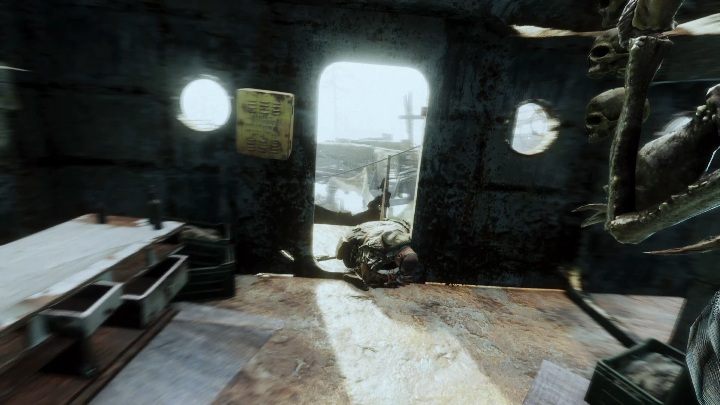 Aby pozbyć się po cichu wrogów staraj się szukać stale schronienia - Metro Exodus: Kradzież łodzi i wizyta u Admirała, Tajga - solucja - Metro Exodus - poradnik do gry