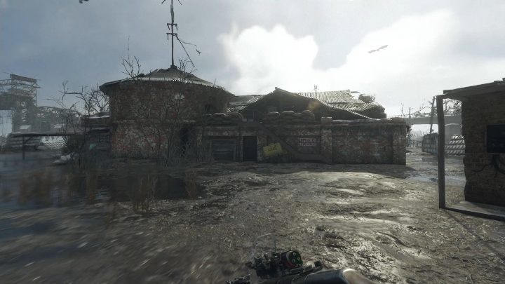 Aby wejść do budynku musisz po cichu dostać się na górę, po schodach - Metro Exodus: Wołga - solucja, misja poboczna - Metro Exodus - poradnik do gry