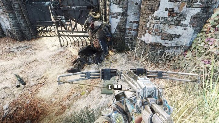 Lokalizacja: Przy wielkiej bramie znajdziesz zwłoki, a w ich nogach znajdzkę - Metro Exodus: Tajga - Dzienniki i pocztówki, mapa, lista wszystkich - Metro Exodus - poradnik do gry