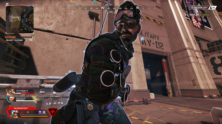 Zdolność pasywna Mirage sprawia, że gdy zostanie on powalony, automatycznie aktywuje jeden z hologramów i uaktywnia pole maskujące - Mirage - postacie w Apex Legends - Apex Legends - poradnik do gry