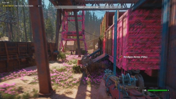 Z kolei wejście do różowego wagonu (przedstawianego powyżej) aktywowane jest poprzez przycisk obok drzwi do wagonu - Nudziarz | Zadania specjalistów w Far Cry New Dawn - Far Cry New Dawn - poradnik do gry