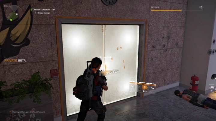Na koniec Rescue Operation trzeba wyciągnąć zakładników z zamkniętego pomieszczenia. - Publiczna egzekucja i Operacja ratunkowa w Division 2 - The Division 2 - poradnik do gry