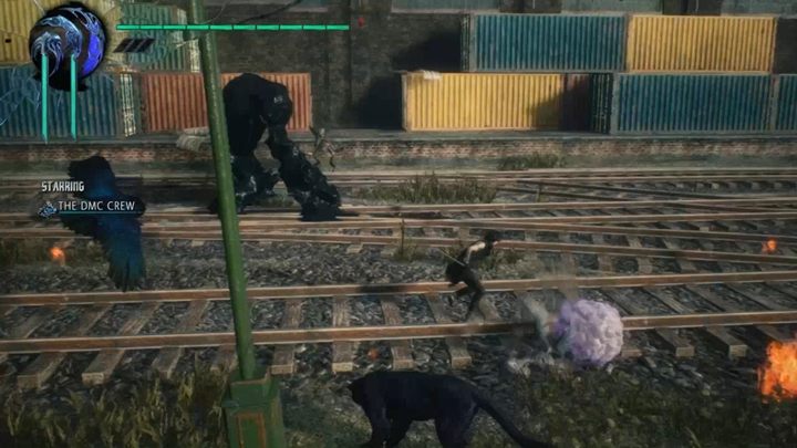 Po walce zejdź schodami na dół, przeskocz nad murkiem, zniszcz korzeń i zgarnij czerwone kule - Misja 04 - V - Solucja Devil May Cry 5 - Devil May Cry 5 - poradnik do gry