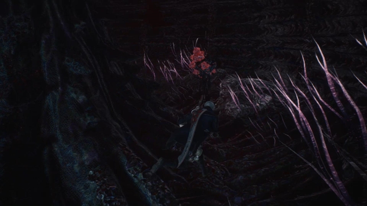 Na górze znajdziesz statuę, która działa identycznie jak furgonetka - możesz przy niej kupić nowe umiejętności, czy kupić dodatkowe przedmioty - Misja 08 - Demoniczny król - Solucja Devil May Cry 5 - Devil May Cry 5 - poradnik do gry