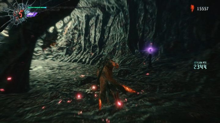 Gdy będziesz kontynuował drogę przed siebie, natkniesz się na biały kryształ - na prawo od niego znajdziesz odnogę, która doprowadzi cię do dodatkowych czerwonych kryształów i fioletowego fragmentu kuli - Misja 10 - Przebudzony - Solucja Devil May Cry 5 - Devil May Cry 5 - poradnik do gry