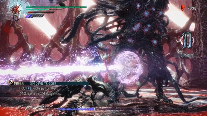 Podobnie jak wcześniej, kryształ który atakujesz spróbuje zamienić się w kolce by się odepchnąć i Urizen będzie słał pociski w twoją stronę - Urizen (Misja 12) - Boss w Devil May Cry 5 - Devil May Cry 5 - poradnik do gry