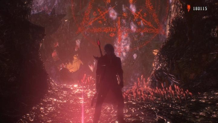 Następnie przeskocz na platformę z niebieską kulą i wybij się dalej przed siebie - Tajna misja 12 w Devil May Cry 5 - Devil May Cry 5 - poradnik do gry