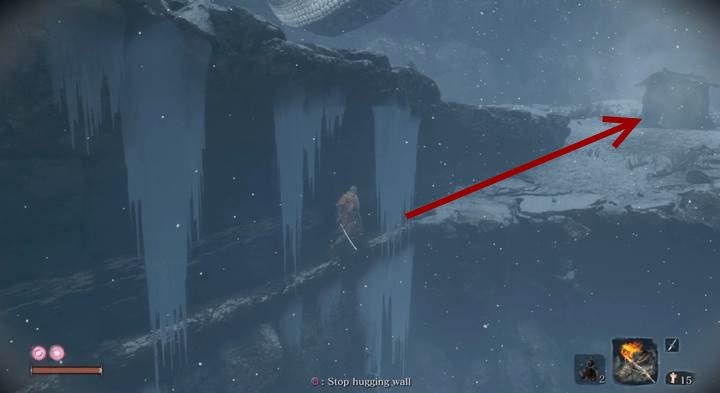 Gdy wąż nie będzie patrzył, przejdź z trawy na krawędź skały, przyklejając się do niej plecami - Wielki Wąż | Boss w Sekiro Shadows Die Twice - Sekiro Shadows Die Twice - poradnik do gry