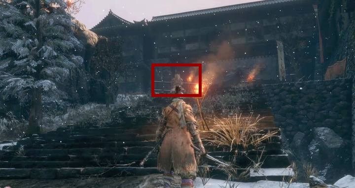 Ogra uwiezionego na łańcuchu napotkasz jako przeszkodę na drodze przez Mur podzamcza - schody, niedaleko Posążka rzeźbiarza na szczycie schodów - Skuty ogr | Boss w Sekiro Shadows Die Twice - Sekiro Shadows Die Twice - poradnik do gry