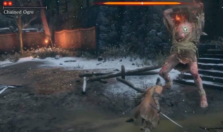 Ważna informacja: gdy zabierzesz przeciwnikowi jeden pasek zdrowia, musisz zadać mu cios krytyczny, wspinając się na jego kark z użyciem linki - Skuty ogr | Boss w Sekiro Shadows Die Twice - Sekiro Shadows Die Twice - poradnik do gry