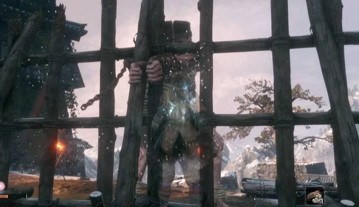 Możesz spróbować się zakraść do ogra niezauważenie, by zadać mu więcej obrażeń, nim się uwolni - Skuty ogr | Boss w Sekiro Shadows Die Twice - Sekiro Shadows Die Twice - poradnik do gry