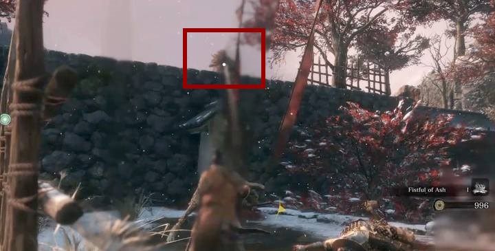 Zwiadowcę, który alarmuje sąsiednie jednostki o zagrożeniu znajdziesz na murku; załatwisz go jednym Shurikenem - Generał Tenzen Yamauchi | Boss w Sekiro Shadows Die Twice - Sekiro Shadows Die Twice - poradnik do gry