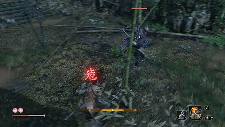 W przerwach pomiędzy zwykłymi atakami fioletowy przeciwnik wyprowadza także niemożliwy do zablokowania atak oznaczony czerwonym symbolem - Zamaskowany fioletowy przeciwnik | Boss w Sekiro Shadows Die Twice - Sekiro Shadows Die Twice - poradnik do gry