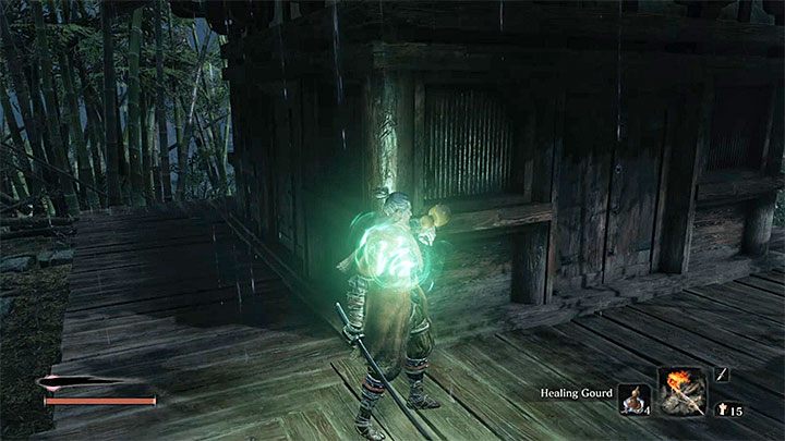 Jeżeli odniesiesz obrażenia lub będziesz po prostu potrzebował chwili wytchnienia to możesz zacząć biegać wokół chatki, której pilnował przeciwnik - Zamaskowany fioletowy przeciwnik | Boss w Sekiro Shadows Die Twice - Sekiro Shadows Die Twice - poradnik do gry