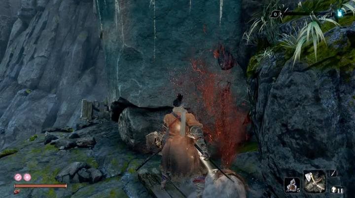 Po pokonaniu małego ogra na swojej drodze, wespnij się na półkę skalną, po chwili na kolejną i użyj liny, by po konarach przedostać się na most - Armored Warrior | Boss w Sekiro Shadows Die Twice - Sekiro Shadows Die Twice - poradnik do gry