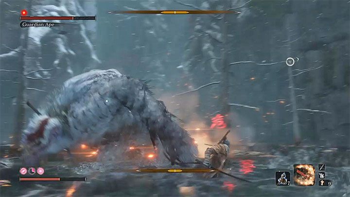 Bardzo ważną kwestią jest unikanie ataków Małpiego Strażnika oznaczanych czerwonym symbolem - Małpi Strażnik w Zatopionej Dolinie | Boss w Sekiro Shadows Die Twice - Sekiro Shadows Die Twice - poradnik do gry
