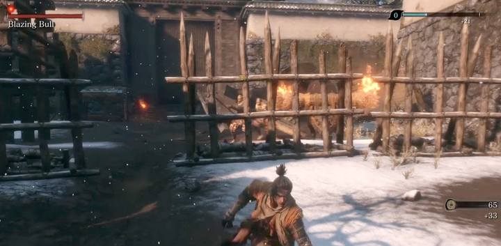 Po wejściu na arenę kieruj się od razu na dwóch wrogów - stamtąd przybędzie byk, który ich staranuje - Płonący byk | Boss w Sekiro Shadows Die Twice - Sekiro Shadows Die Twice - poradnik do gry