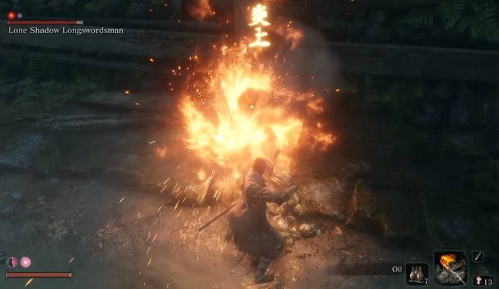 Krytyczne podpalenie wroga sygnalizowane jest żółtym znakiem nad jego głową; olej pomaga uzyskać ten efekt - Samotny cień fechmistrz | Boss w Sekiro Shadows Die Twice - Sekiro Shadows Die Twice - poradnik do gry
