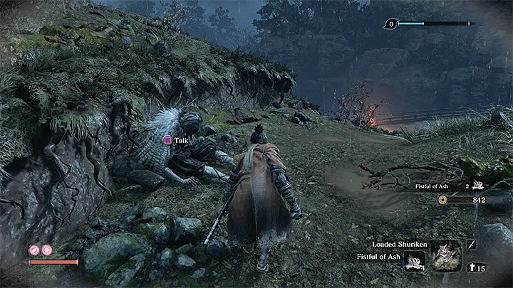 Jedyna droga prowadzi w stronę dużego mostu i po drodze spotkasz NPC-a (powyższy obrazek), któremu możesz zadać kilka pytań - Posiadłość rodu Hirata | Solucja Sekiro Shadows Die Twice - Sekiro Shadows Die Twice - poradnik do gry